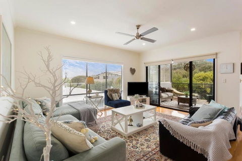 Serene Modern Beach Escape 3 Bed 2 Bath - VIC Tourism 2