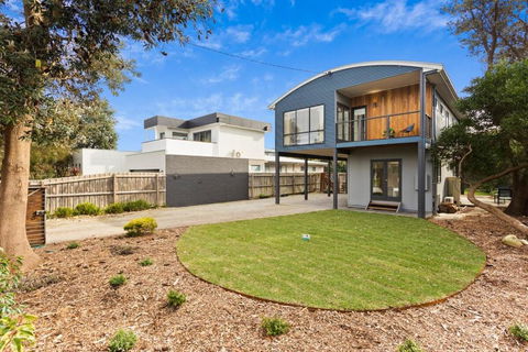 Serene Modern Beach Escape 3 Bed 2 Bath - VIC Tourism 3