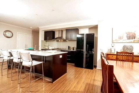 Serene South Morang Retreat - VIC Tourism 1