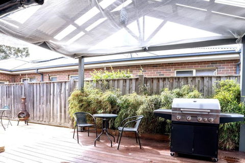 Serene South Morang Retreat - VIC Tourism 3