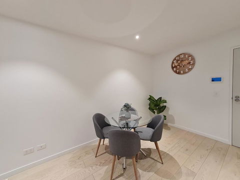 Serenity 1br Flemington Balcony Pool Free Park - VIC Tourism 3