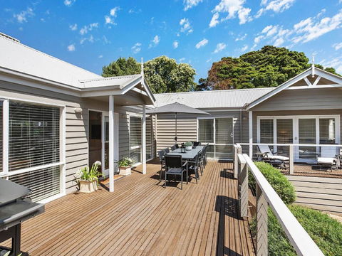 Settle Inn - VIC Tourism 1
