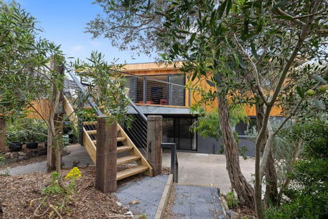 Shangri La - Surf Parade - Beachfront - VIC Tourism 0