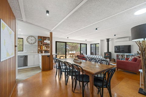 Shangri La - Surf Parade - Beachfront - VIC Tourism 1