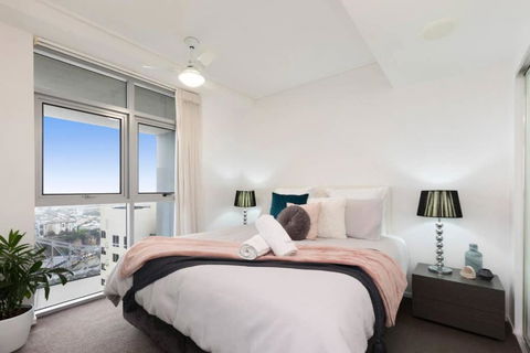 SK1 - 2 Level 2 Bedroom Skyline SkyHome - VIC Tourism 2