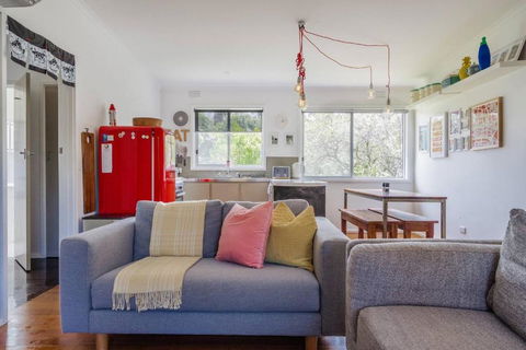 Shoreline Sanctuary - A Retro Family Beach Shack - VIC Tourism 0
