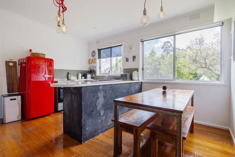 Shoreline Sanctuary - A Retro Family Beach Shack - VIC Tourism 1