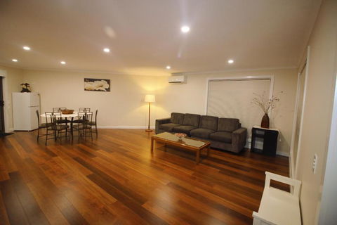 Silver House - Melbourne Airport Accommodation - VIC Tourism 3