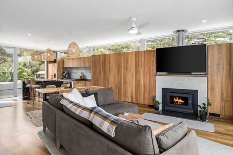 Six Degrees - VIC Tourism 0