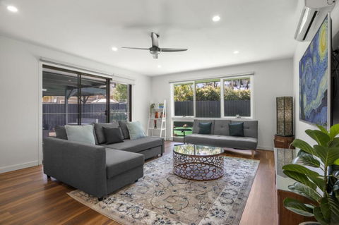 Spacious 3-Bed House With Outdoor Dining & BBQ - VIC Tourism 0