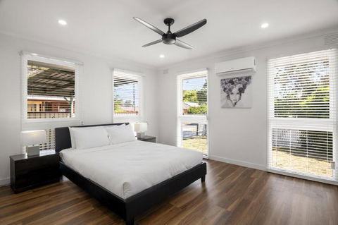 Spacious 3-Bed House With Outdoor Dining & BBQ - VIC Tourism 1