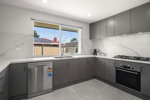 Spacious 3-Bed House With Outdoor Dining & BBQ - VIC Tourism 2