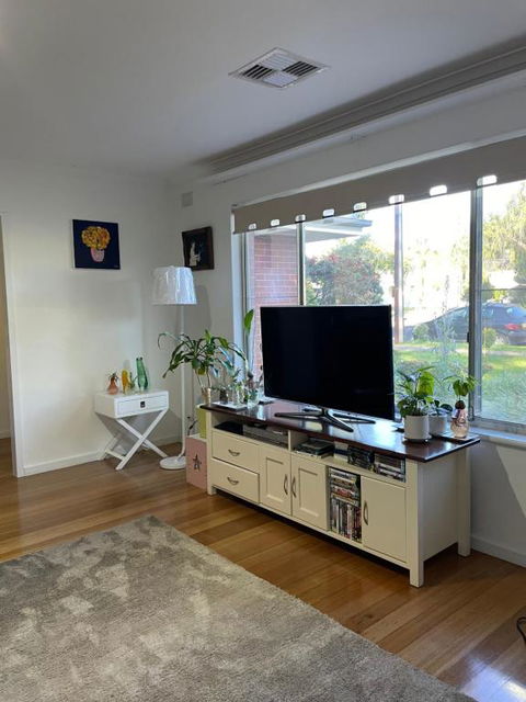Spacious Beautiful Room - VIC Tourism 3