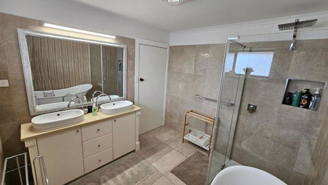 Spacious Holiday Home - Waikerie - VIC Tourism 3