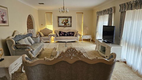 Spacious Holiday Home - Waikerie - VIC Tourism 1