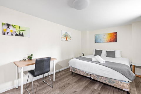 Spacious King Studio Room - Nearby Station & Shops - Located At Carramar - VIC Tourism 3