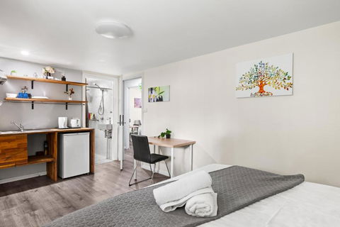 Spacious King Studio Room - Nearby Station & Shops - Located At Carramar - VIC Tourism 1