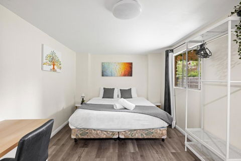 Spacious King Studio Room - Nearby Station & Shops - Located At Carramar - VIC Tourism 0