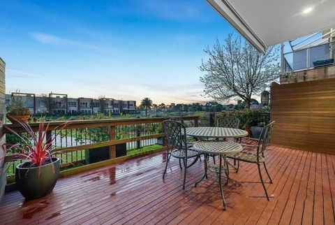 StayAU Pakenham Townhouse With Lakeview - VIC Tourism 0