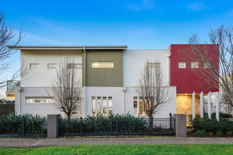 StayAU Pakenham Townhouse With Lakeview - VIC Tourism 2