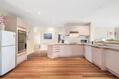 Stunning Family Home The Heart Of Box Hill North - VIC Tourism 3