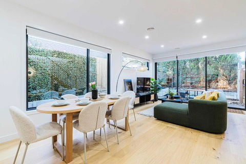 Stylish 4BR Family Townhouse With Private Courtyard - VIC Tourism 0