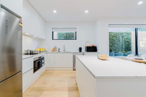 Stylish 4BR Family Townhouse With Private Courtyard - VIC Tourism 1