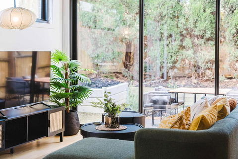 Stylish 4BR Family Townhouse With Private Courtyard - VIC Tourism 3