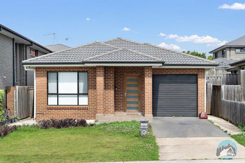 Stylish 4BR House In Minto - Near Shops & Train - VIC Tourism 0
