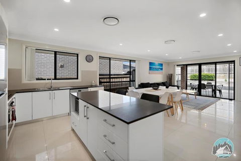 Stylish 4BR House In Minto - Near Shops & Train - VIC Tourism 1