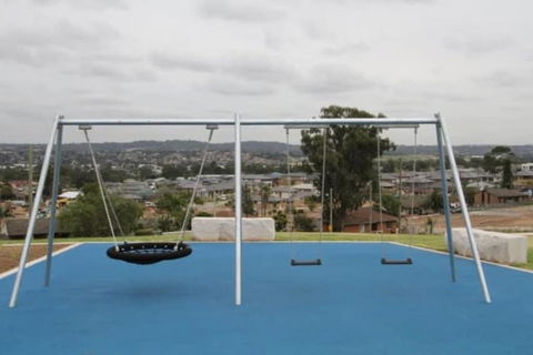 Stylish 4BR House In Minto - Near Shops & Train - VIC Tourism 2