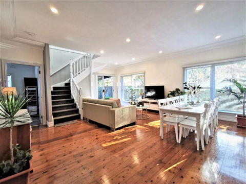 Sydney Meets Miranda, Comfy 4 Bedrooms Corner House - VIC Tourism 0