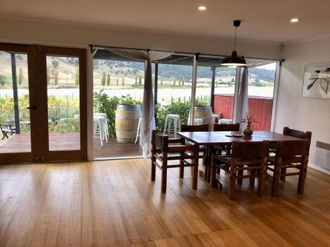 The Harvest, Ese Vineyard Cottage - VIC Tourism 3