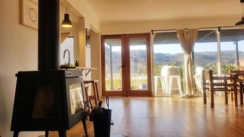 The Harvest, Ese Vineyard Cottage - VIC Tourism 2