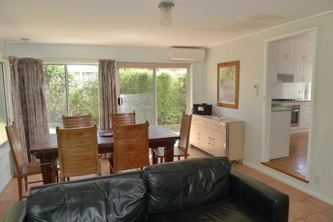BEACHPOINT COTTAGE - VIC Tourism 3