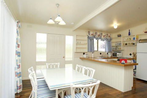 Beachwalk Cottage - VIC Tourism 0