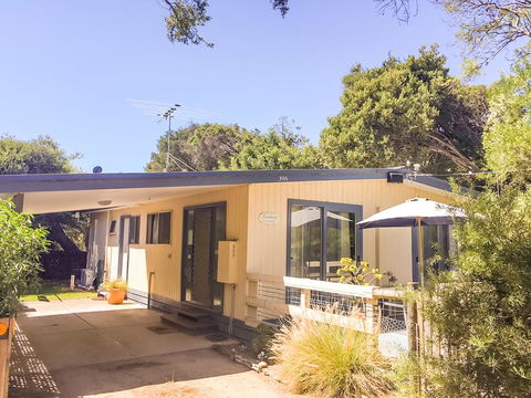 Beachwalk Cottage - VIC Tourism 3