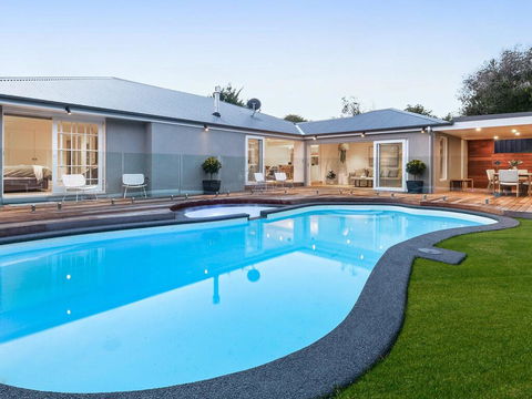 Bella Casa - Luxury Boutique Holiday Home With Heated Pool! - VIC Tourism 3