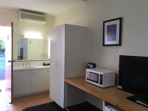 Bishops Lodge Narrandera - VIC Tourism 3