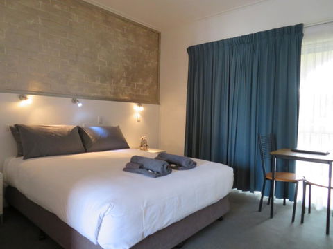 Bishops Lodge Narrandera - VIC Tourism 2