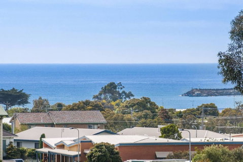 BLUE SKYES - Family Home With Balcony & Views. - VIC Tourism 1