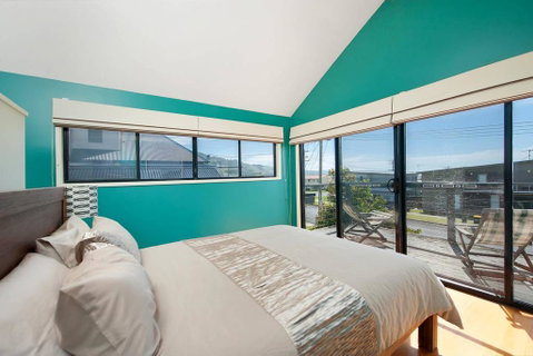 BLUE SKYES - Family Home With Balcony & Views. - VIC Tourism 2