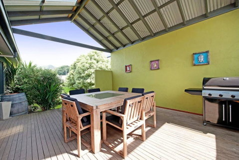 BLUE SKYES - Family Home With Balcony & Views. - VIC Tourism 3