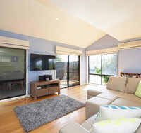 BLUE SKYES - family home with balcony  views.
