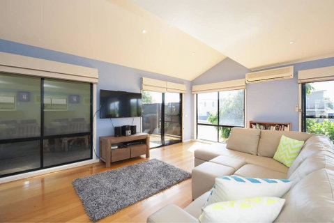 BLUE SKYES - Family Home With Balcony & Views. - VIC Tourism 0