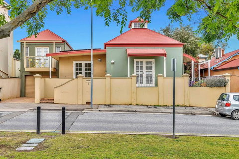 Time And Tide Hideaway - A Spacious Beachside Escape - VIC Tourism 1