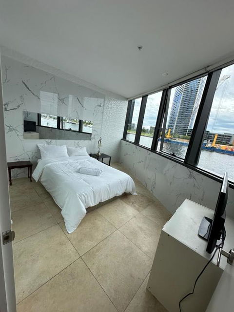 Yarra River Waterfront Stunning Water View Two Entrance Big Apartment See Fire Works Downstairs Paid Swimming Pool Gym And Private Spa Free City Tram - VIC Tourism 0