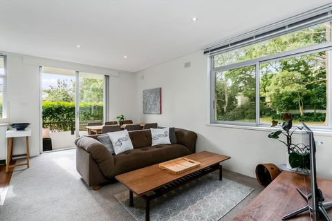 YNG03 - Cremorne - Young Street - VIC Tourism 0