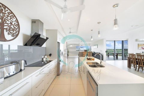 ZEN LUXURY: 2-Story 4-BR Penthouse In Darwin City With Mindal Markets & Harbour Views - VIC Tourism 0