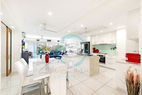 ZEN Tree Blossom: 3-BR Luxury Apt Near Waterfront - VIC Tourism 0